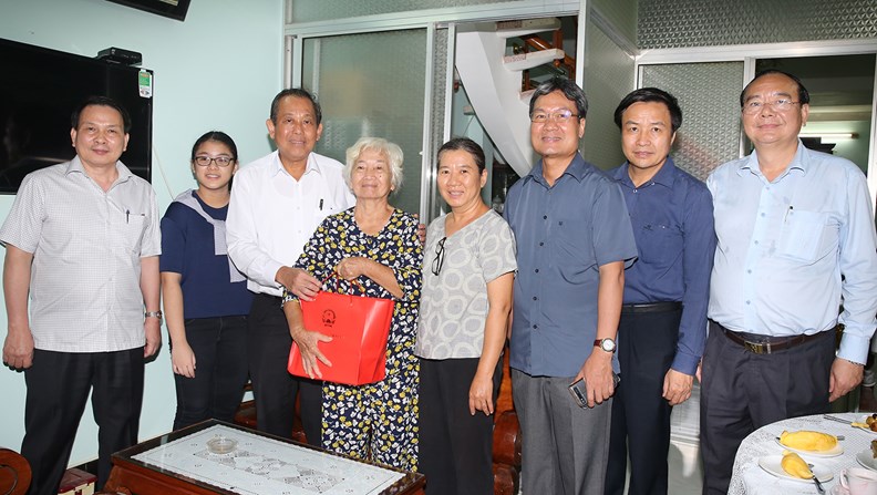 Phó Thủ tướng Thường trực Chính phủ trao học bổng cho học sinh nghèo Sóc Trăng - ảnh 3